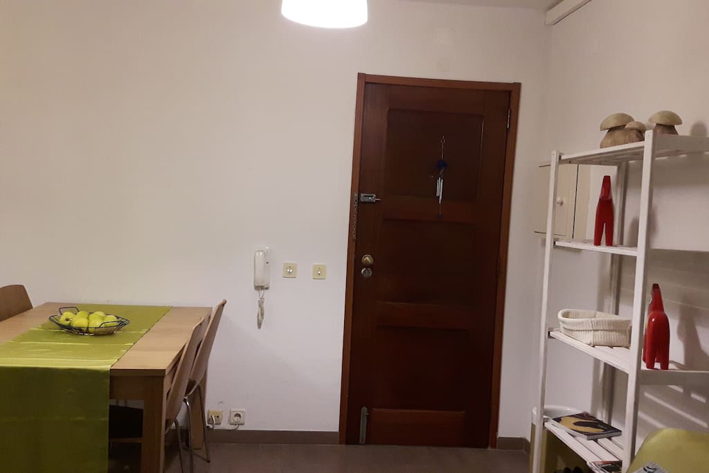 Entrada e espaço de refeições/sala de estar