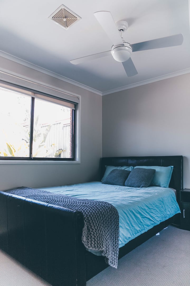 Queen Bedroom Fitted Robe Fan View On To Garden. - Blacktown