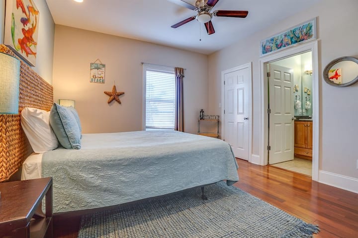 ห้องนอนที่ 1 พร้อมเตียงควีนไซส์และอ่างอาบน้ำที่อยู่ติดกัน