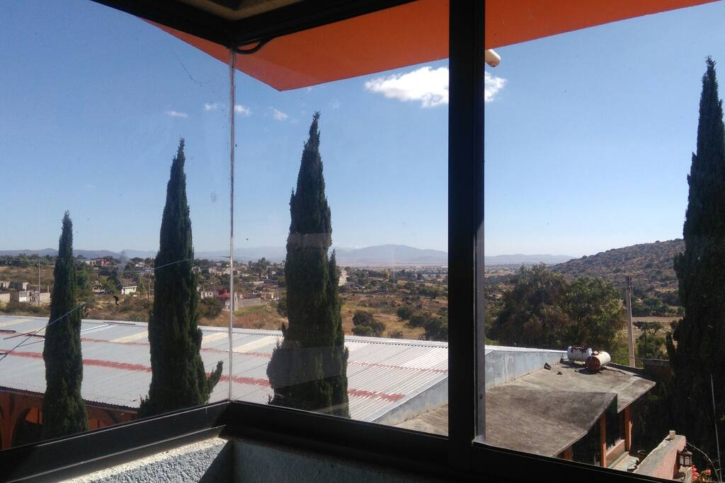 Vista panorámica desde una habitación. ideal para extranjeros que disfruten del buen clima y comida de Hidalgo