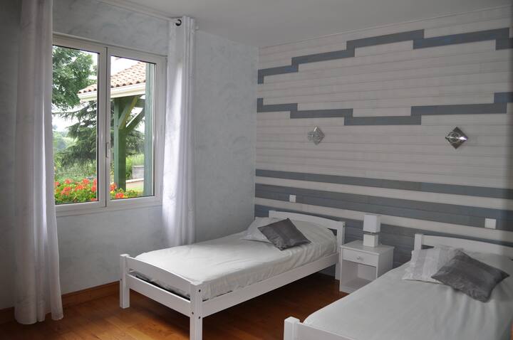 חדר השינה השלישי ו -2 המיטות שלו ב -90*190 עם נוף לפארק ו - Les Pyrénées