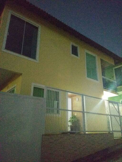 Casa de 2 andares, com boa área externa, jardim e piscina. Excelente localização, próximo a supermercado, farmácia, padaria e ponto de ônibus.