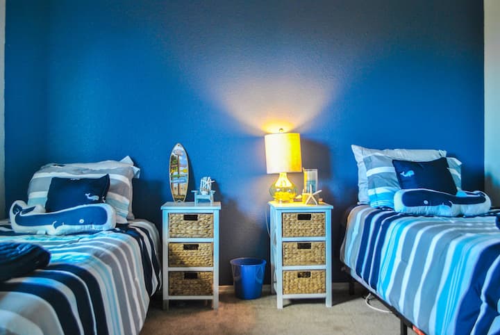 bedroom with twin beds