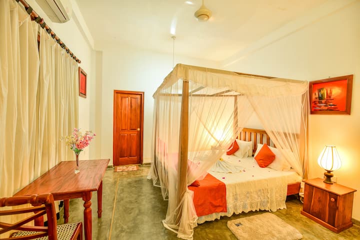 Soba s bračnim krevetom 01
veliki bračni krevet s 
klima-uređajem 
Povezana kupaonica
s toplom i hladnom vodom