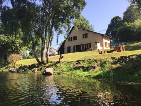 Maison Lac de Pareloup, "Feet in the Water"