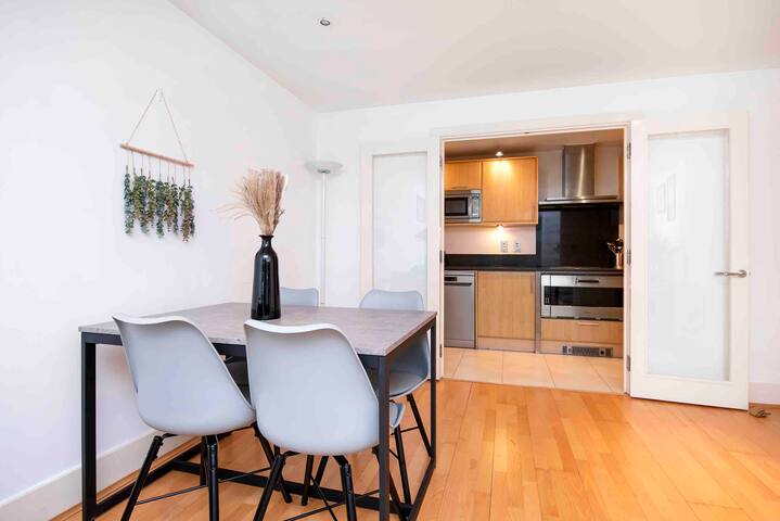 Terraced unit with River view London Eye gallery image 5