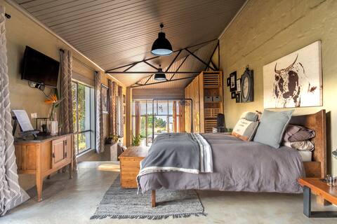 Charming 1 bedroom guesthouse with pool & firepit