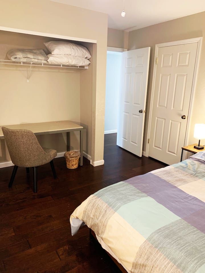 Escritorio de computadora en la segunda habitación. 