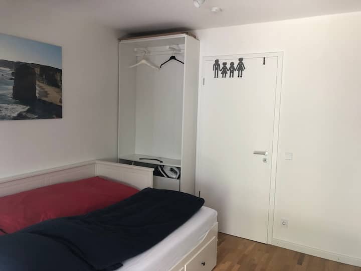 Guest room, 2 stops from Messe