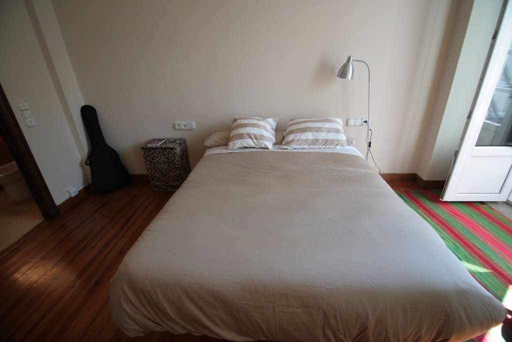 The bed is 1,50 and is very confortable!