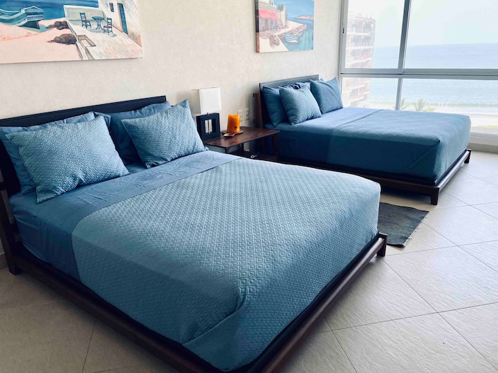 Dhoma e gjumit 3, ka dy krevate dopio "queen", me pamje nga deti dhe dalje në tarracë, ka banjë me dhomë zhveshjeje. 