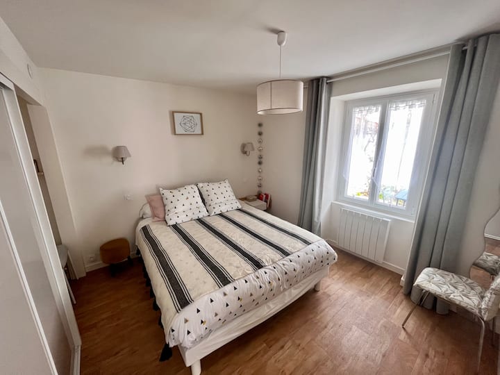 Bračni krevet (180x200) od memorijske pjene, zavjese koje se mogu zatamniti, ormar 