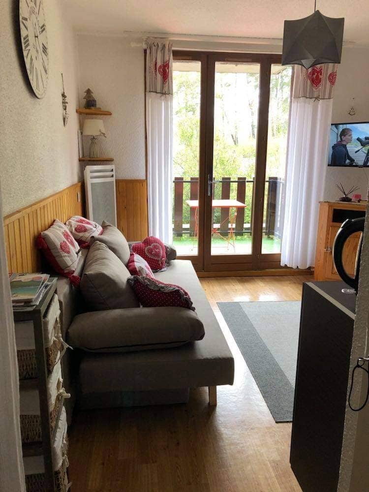 נוף למרפסת הקטנה שבה נחמד לאכול ארוחת בוקר בקיץ וארוחה , טאבלט כדי לשים את פלנצ'ה קבוע 