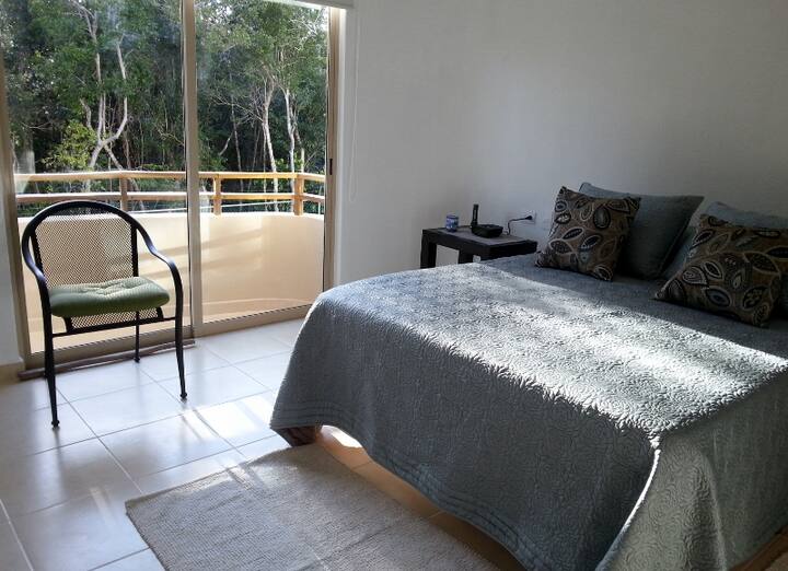 Accès direct au balcon depuis la chambre principale.