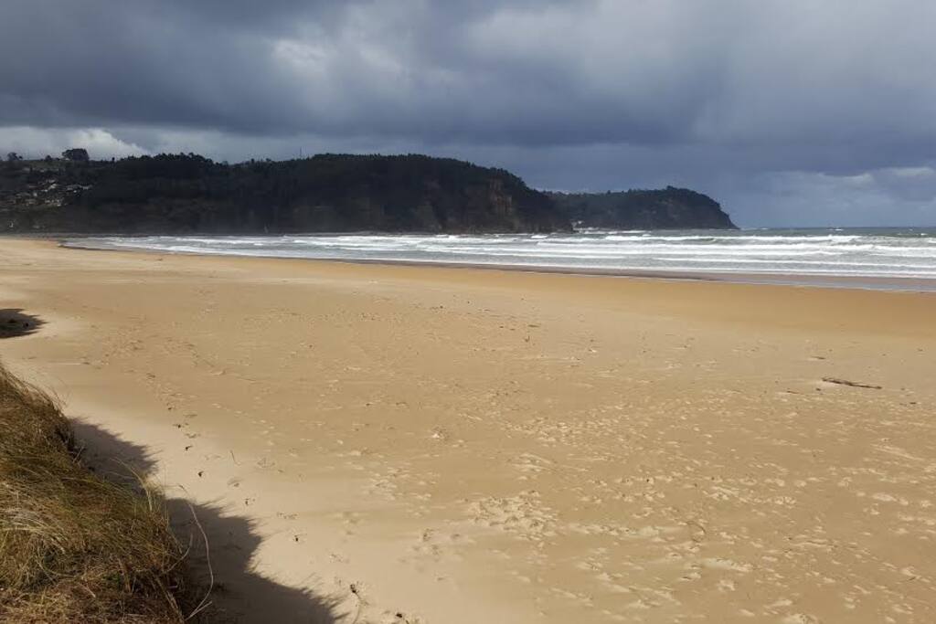 Playa de Rodiles
( a 2 Km)
