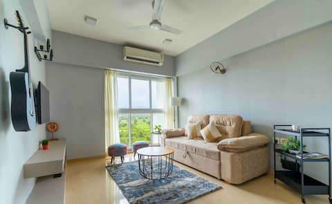 Breathe Luxe Riverfront-Golf Course View Apartment