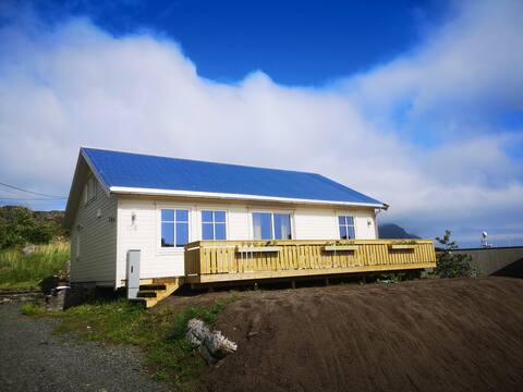 Axelhuset-Koselig house by/kaikanten in the middle of Lofoten