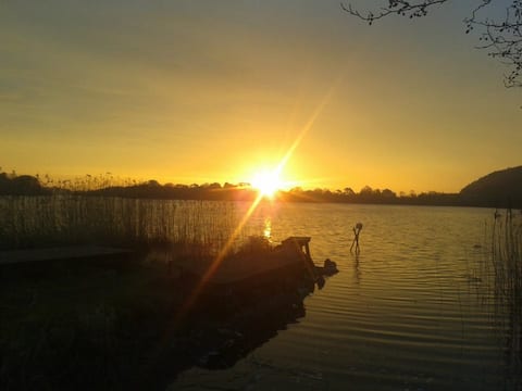 Ashley's Lodge - Luxury Rural Lake Shore Property