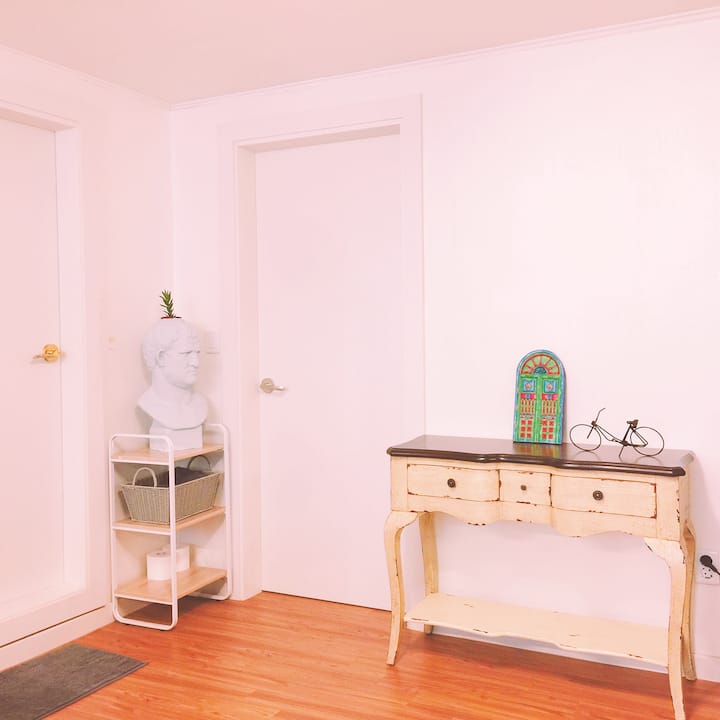 Itaewon Station 3 minutes walk nojoke house/2Room