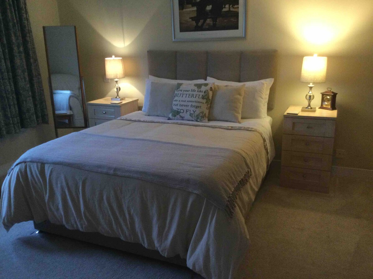 Kitanda cha ukubwa wa kifalme kilicho na godoro la povu la kumbukumbu la Emma 