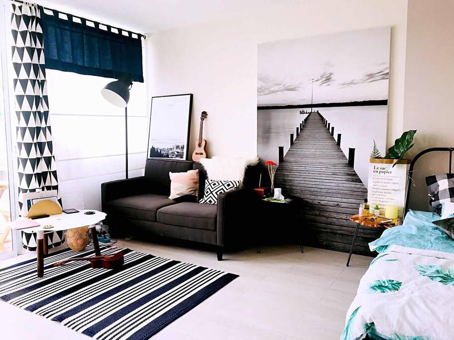 This room is in 5th floor,the room has a living space with 49' TV set and 1.8m king size bed,cool terrace and private bathroom. 这是5楼的冷淡风房间,配有49寸电视,可看中文台。1.8大床(配备舒适健康的乳胶枕及乳胶床垫)