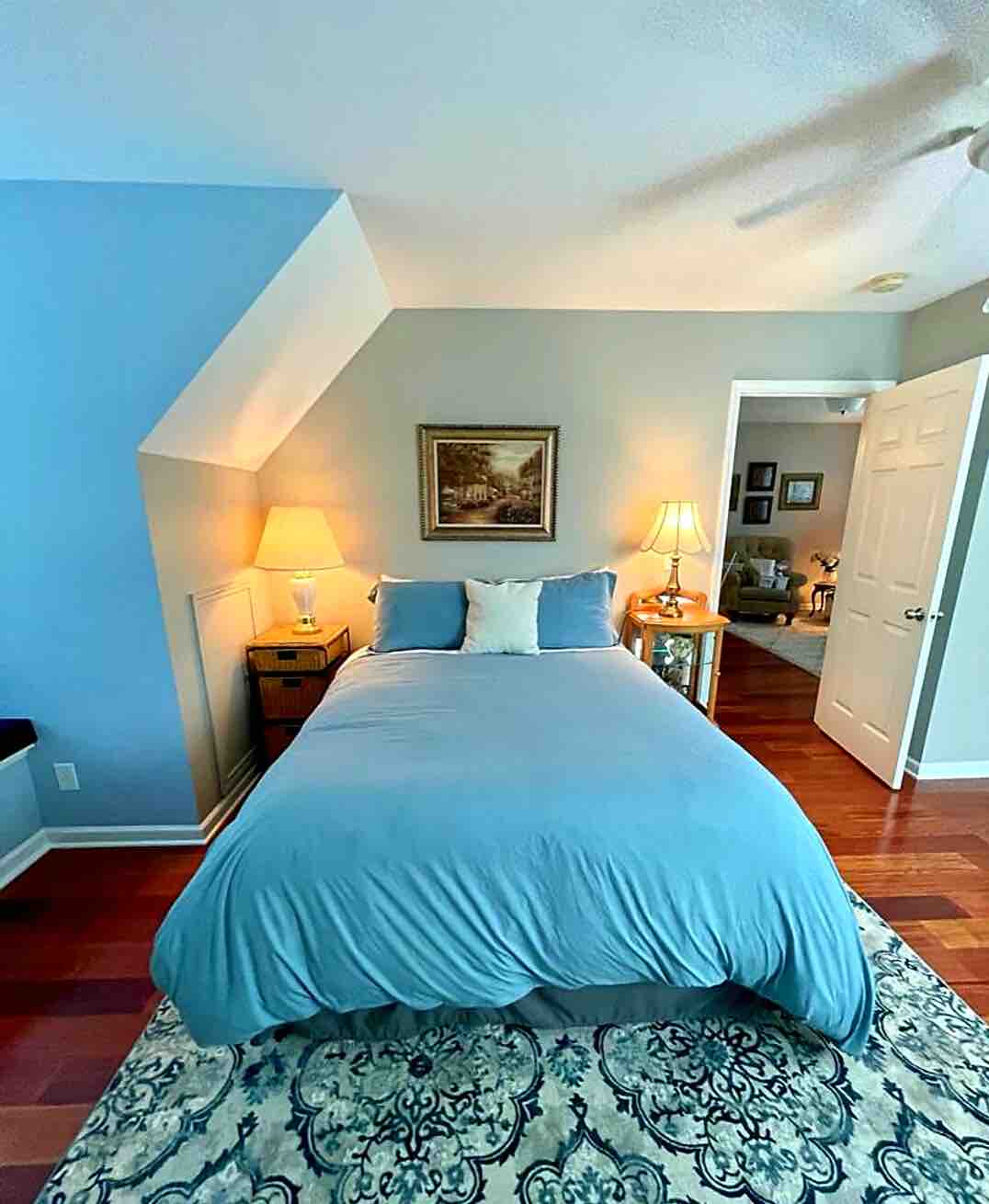 سرير كوين مع لحاف منخفض