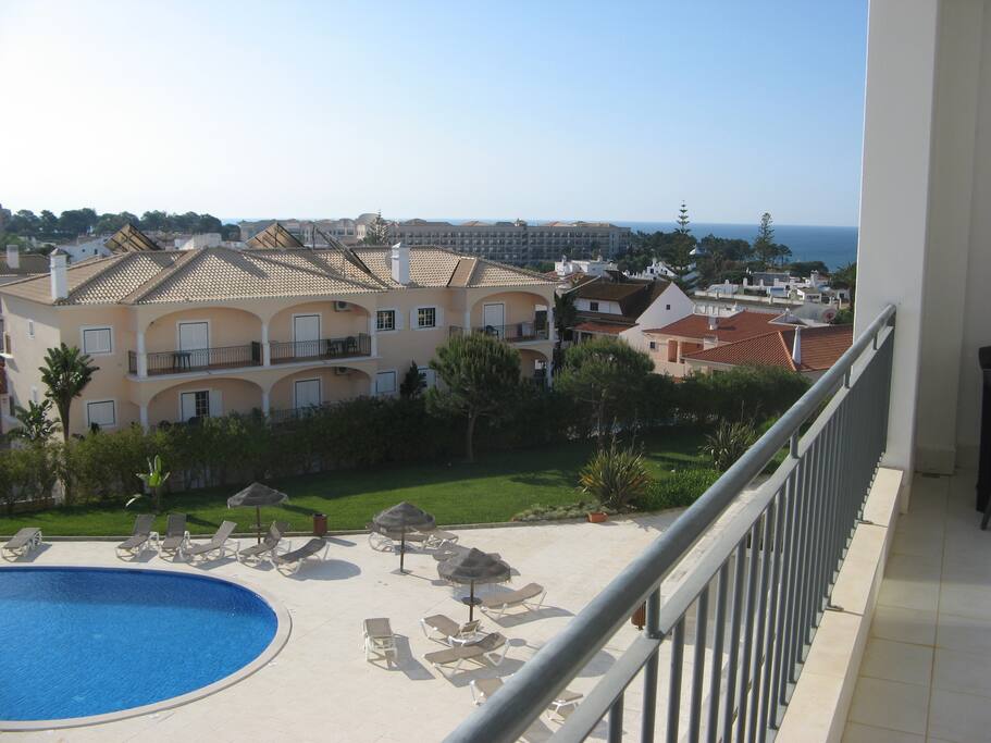 Vue de la terrasse au 2ème étage avec la mer au fond