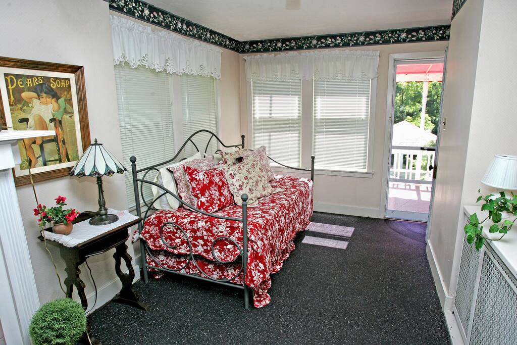 The Lake Geneva Suite - Trundle Bed