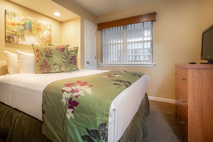 الفراش الفاخر بحجم كوين في غرفة نوم الضيوف في انتظارك وجاهز لك.