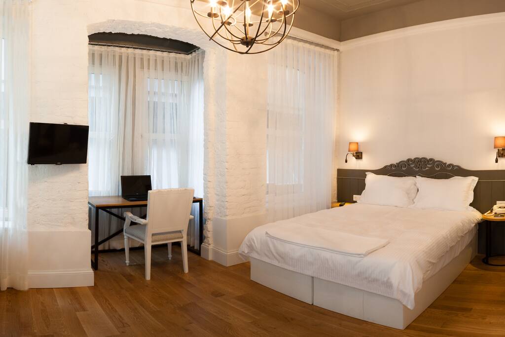 DOUBLE ROOM