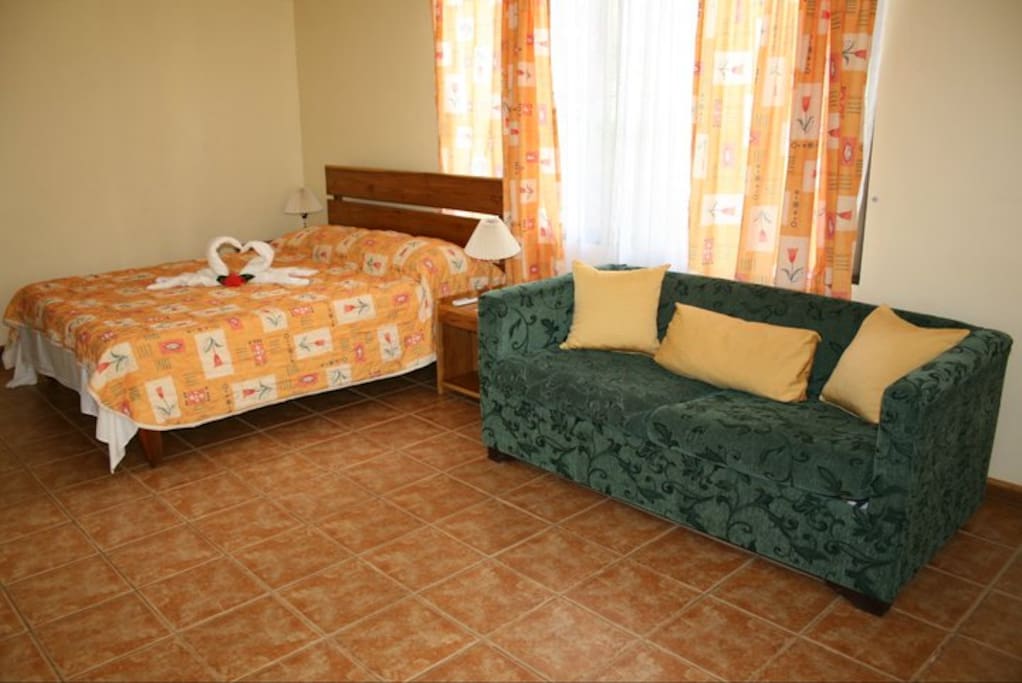 Cabinas privadas con dos camas o cama con sofa cama, Private cabins with two beds or one bed and sofa bed