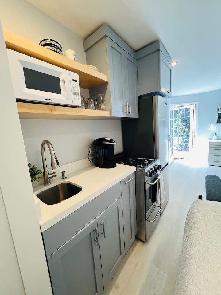 Private Entrence-Beverly Hills Adj 0.8 miles