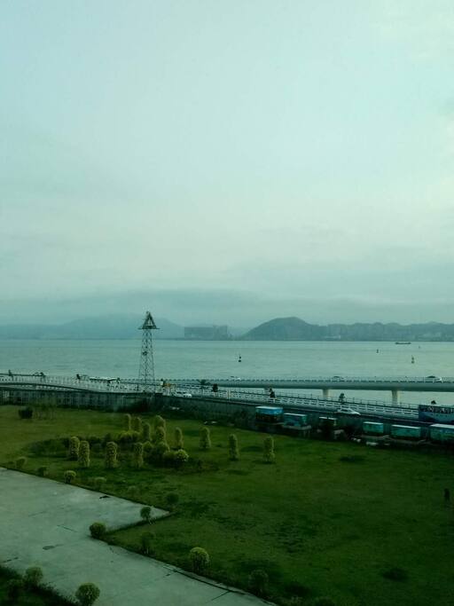 这是旅馆一侧草坪和海域。住在房间享受风景或循着我们大院外侧散步在演武大桥步行道,欣赏风光与夜色,心情格外开朗快乐。