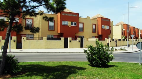 Airbnb con mejor rendimiento: Costa de la Luz: pool, garage, charger, wifi. en Rota