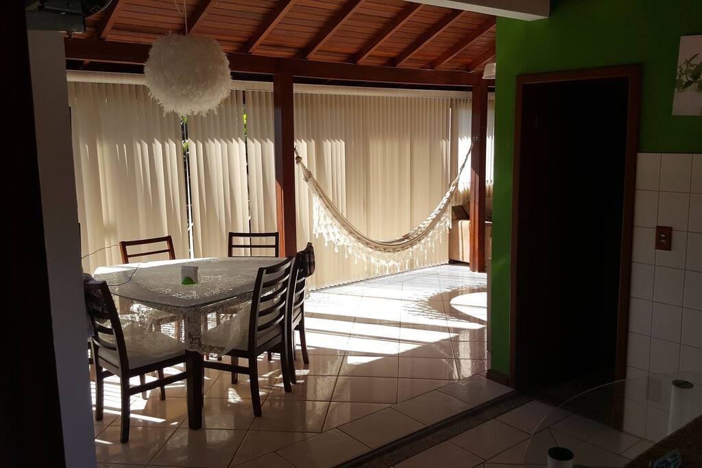 Sala conjunta com cozinha.
Dinner room.