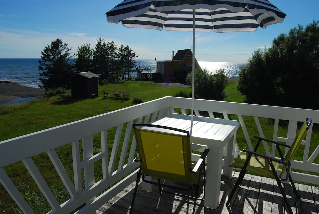 Balcon sud et ouest avec table, parasol et 4 chaises