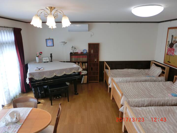 Soba B ima 3 kreveta za jednu osobu.Svi imaju madrace sa spiralnim oprugama poznatih proizvođača, kao što su francuski kreveti.