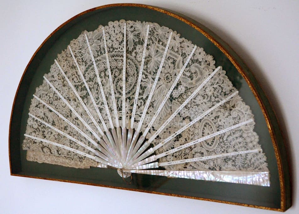 The apartment features several antique decoration and memorabilia.