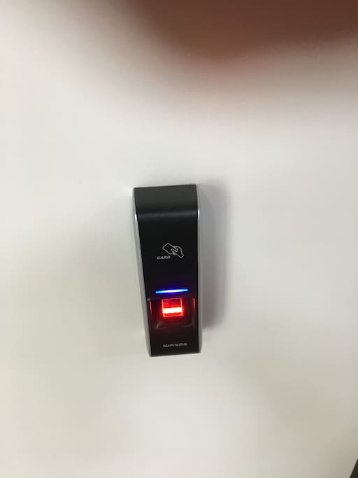 Acceso al edificio con tarjeta de seguridad / Security Access Card to building and elevators.
