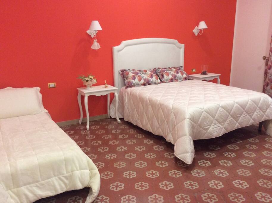 Camera con letto matrimoniale e letto singolo
