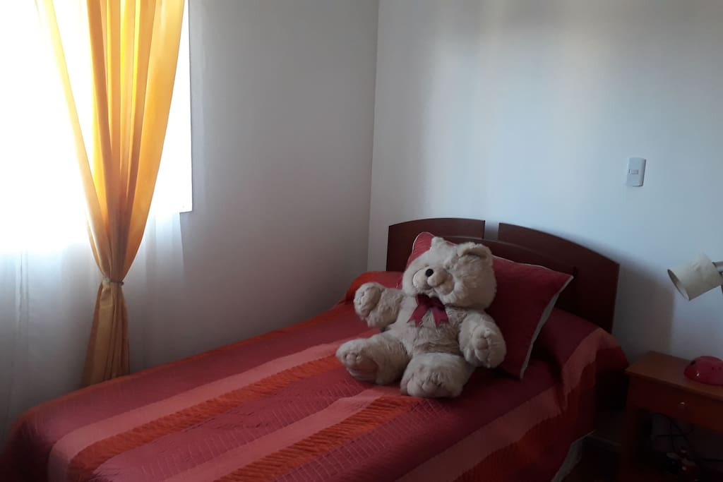 Dormitorio individual con cama de plaza y media