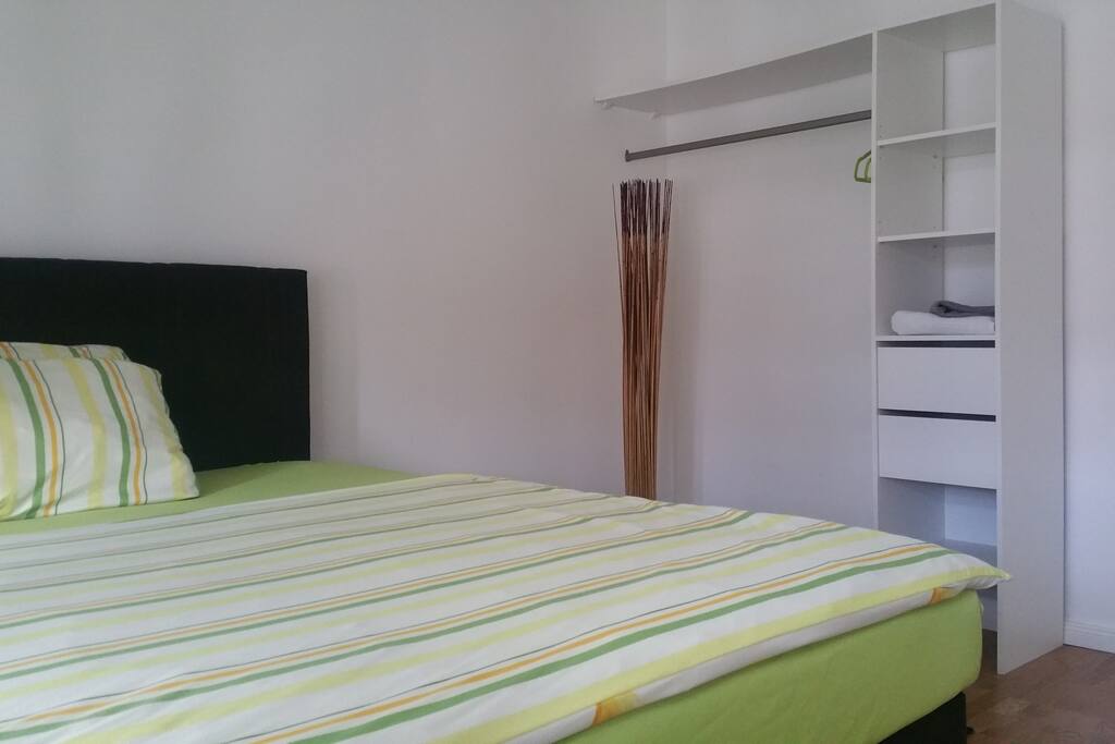 Bett und Kleiderschrank