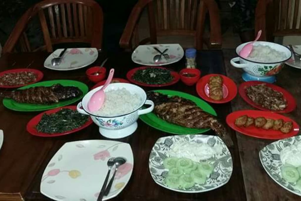 Great dinners every night. Fresh Seafood, vegetables tempe and Tahu always delight.