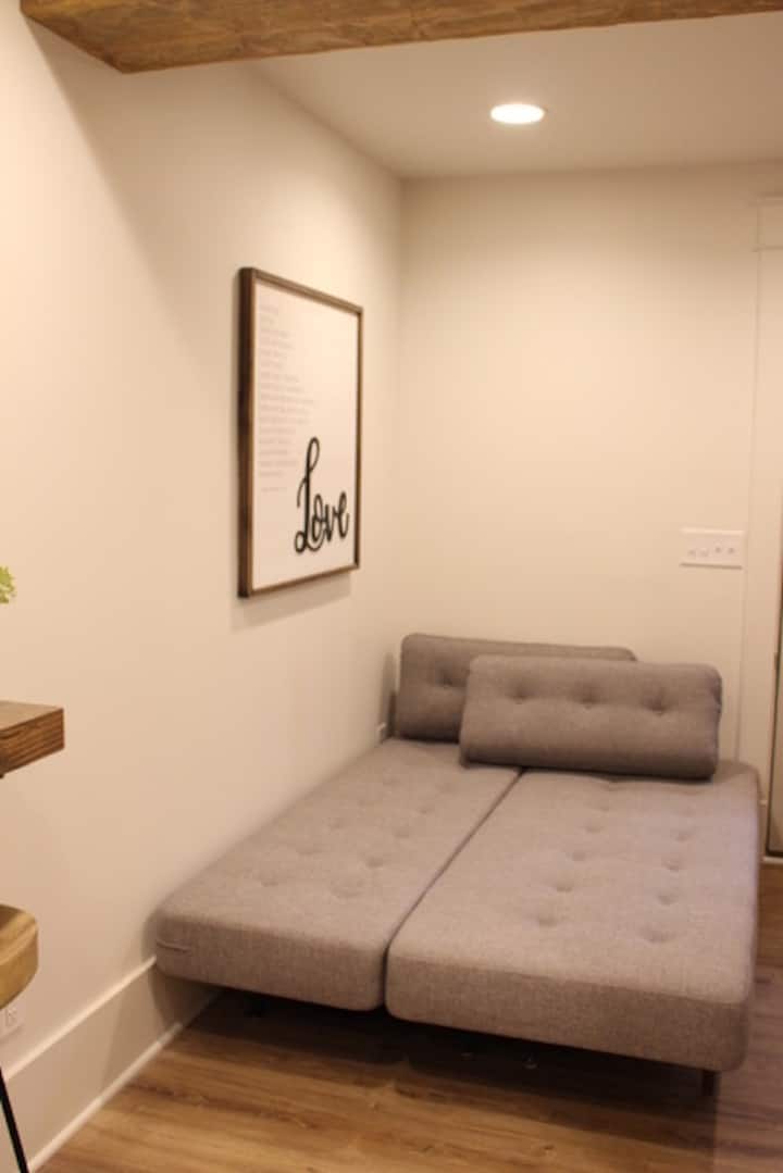 ספה נפתחת למיטה זוגית רחבה. כיסוי מזרן יוקרתי כלול לנוחות שינה נוספת.