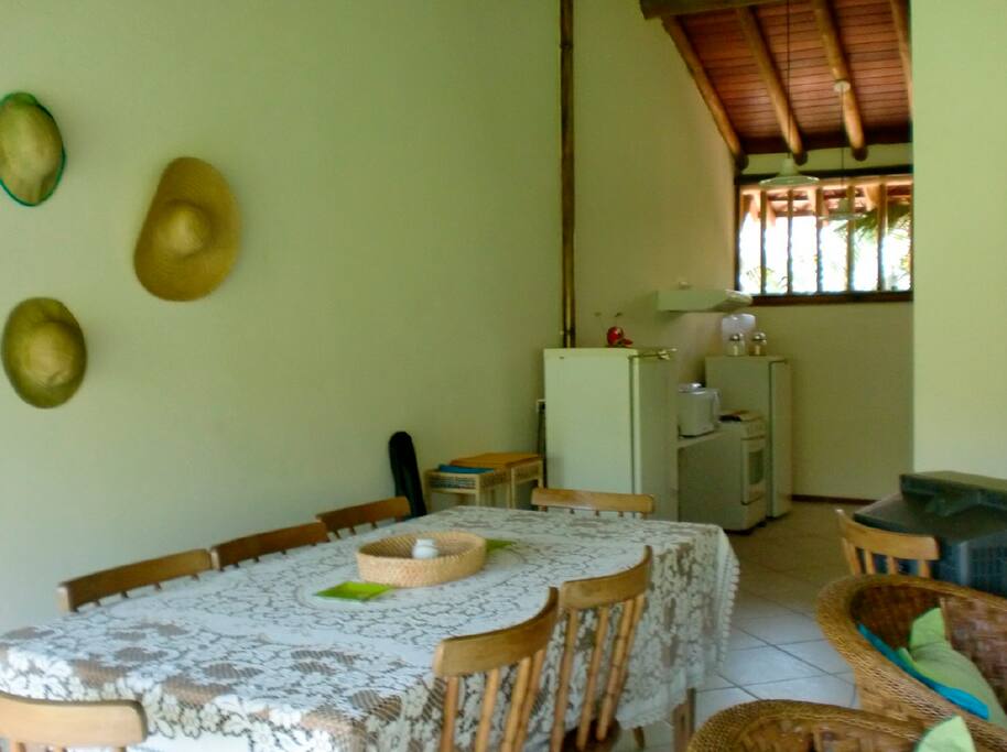 Sala de jantar, cozinha com freezer, geladeira fogão e microondas