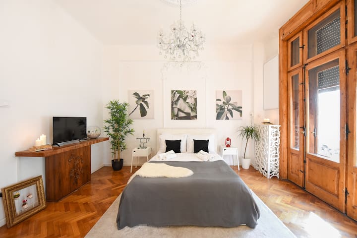 NETFLIX ❤️Apt with Balcony - Old Town ⭐⭐⭐⭐⭐