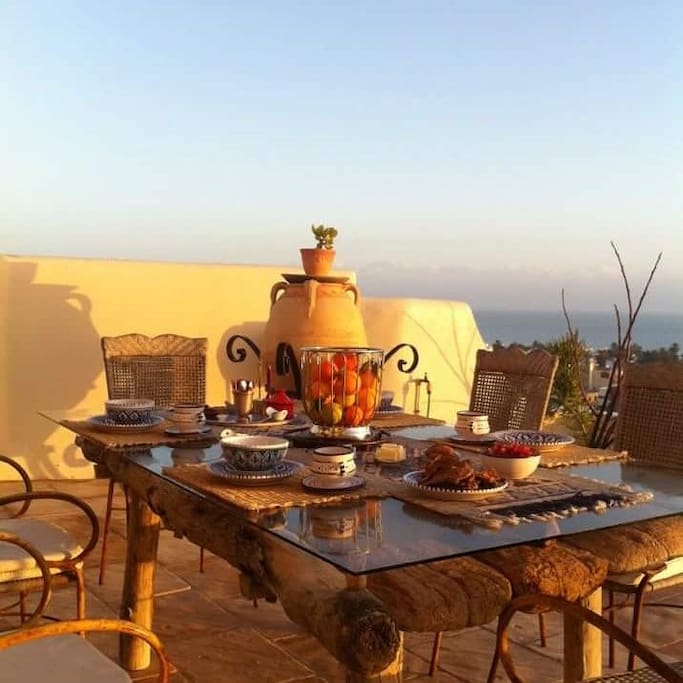Petit déjeuner vue mer.