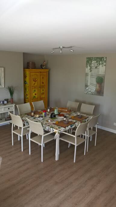 Exemple de petits déjeuner servis : jus d'orange pressée, riz au lait maison, gâteau aux pommes et cookies maison, chocolat, thé à la menthe maison (en saison), café
