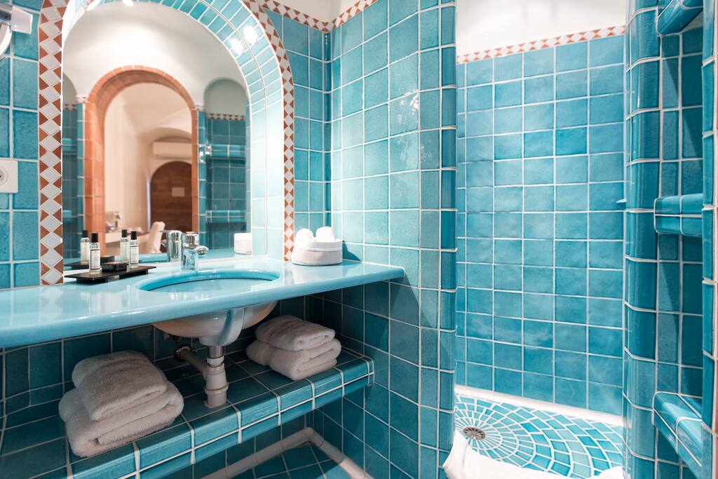 belle salle d'eau avec wc séparé