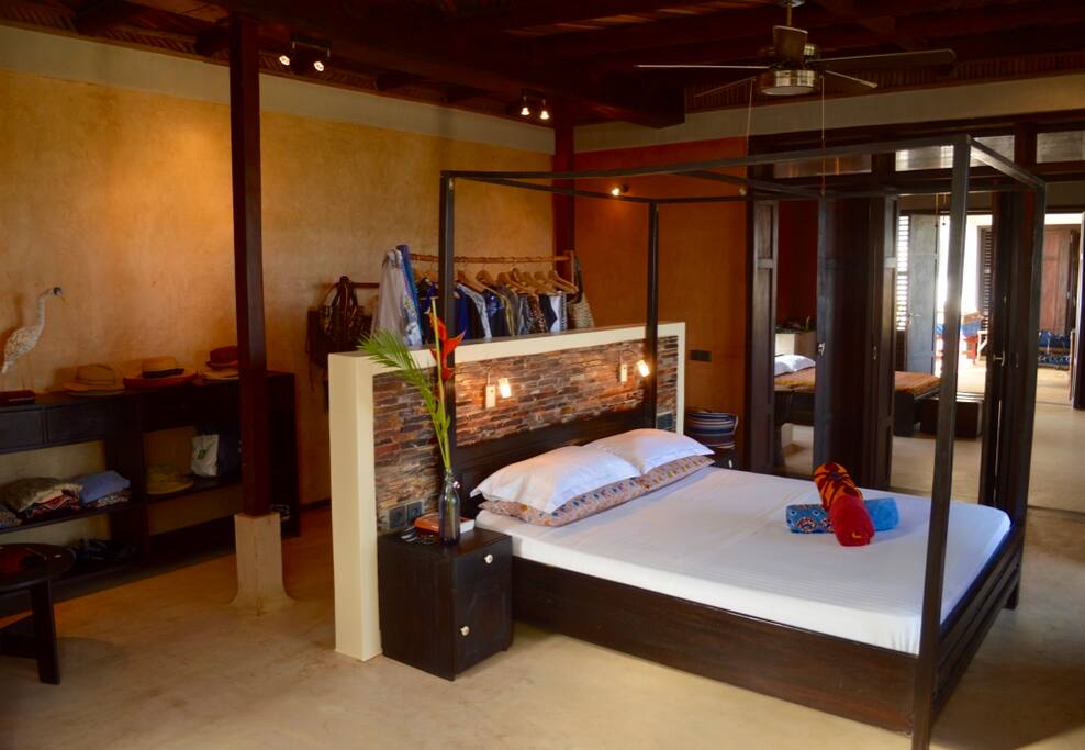 suite, king size bed